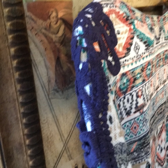 Absolutely Famous Size large lace shoulders - Picture 5 of 6